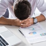 Una persona con deudas intenta ponerse al día