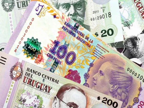 Pesos uruguayos y argentinos