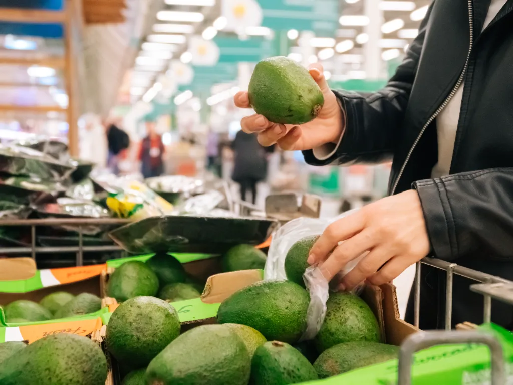 Una persona compra alimentos en el supermercado