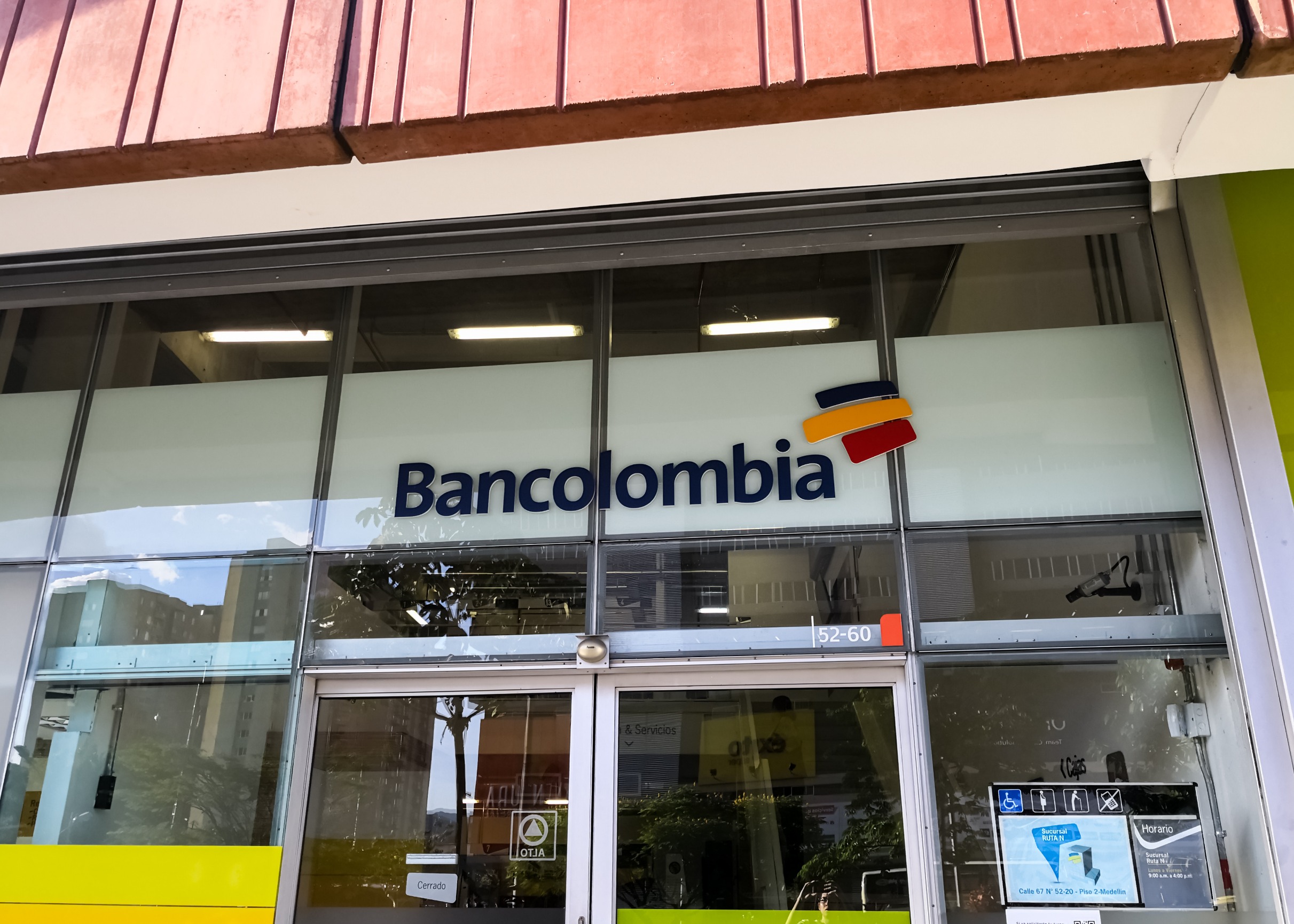 Fachada de una sucursal de Bancolombia