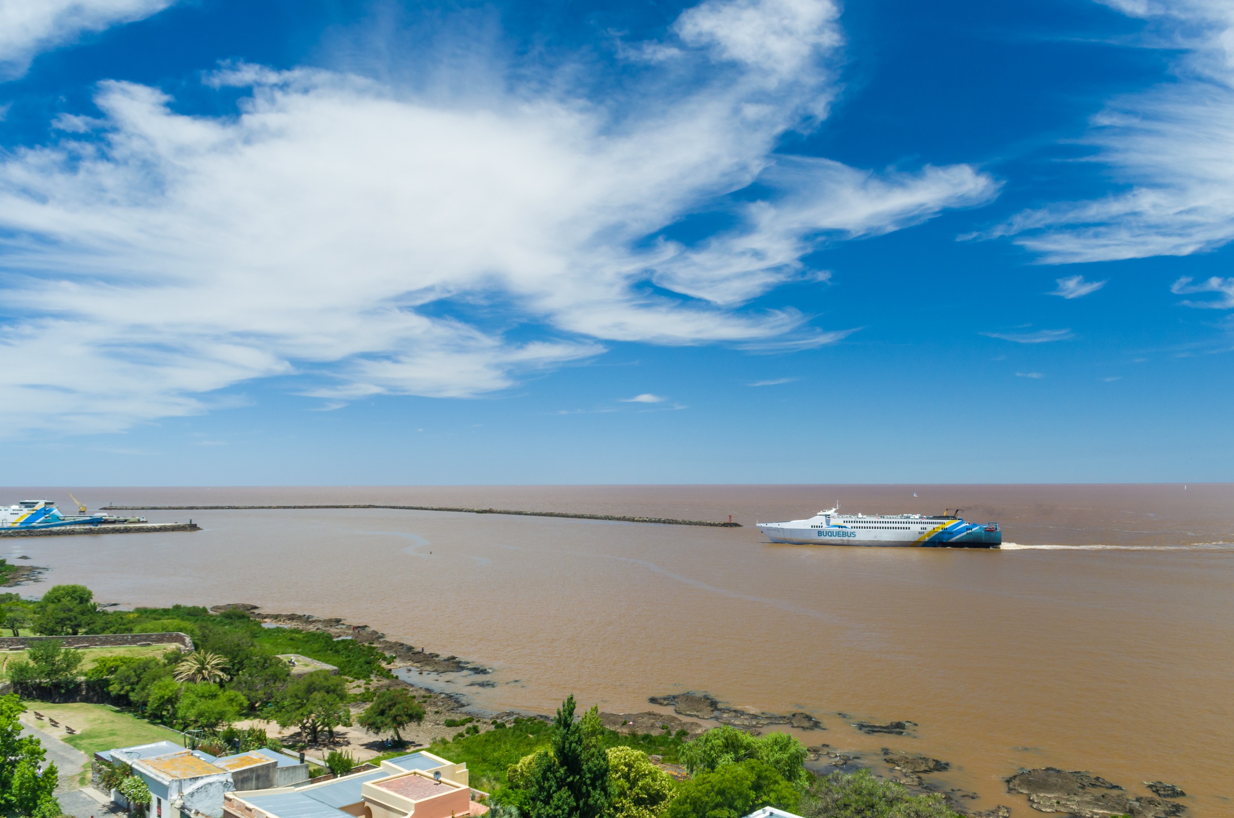 Uruguayos cruzando a Argentina a través de Buquebus