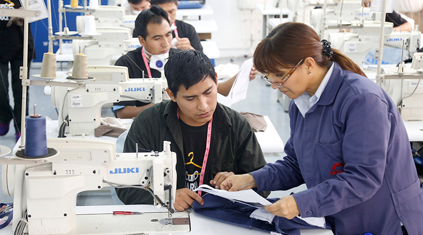 Personas trabajando en una mype