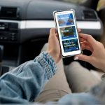 Mujer revisando su cuenta bancaria y préstamo con nuevas tasas reducidas.