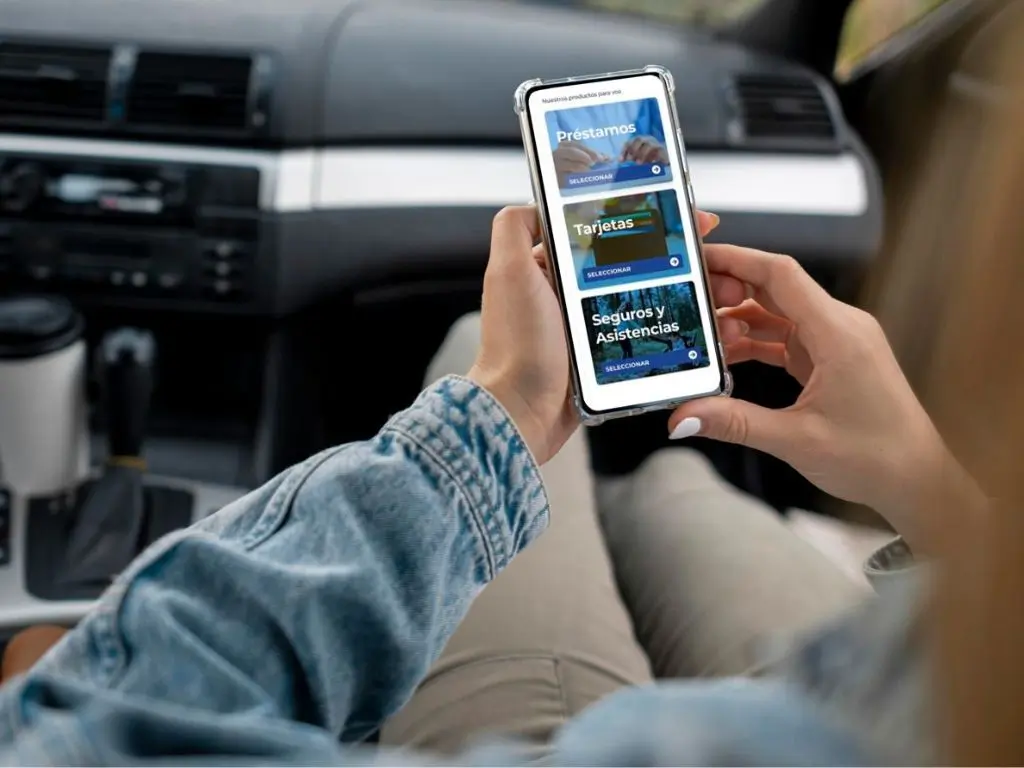 Mujer revisando su cuenta bancaria y préstamo con nuevas tasas reducidas.