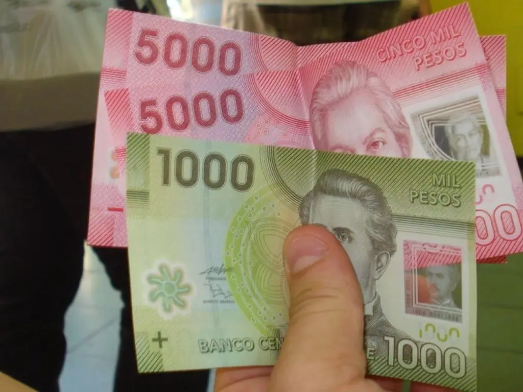 Una persona sostiene pesos chilenos
