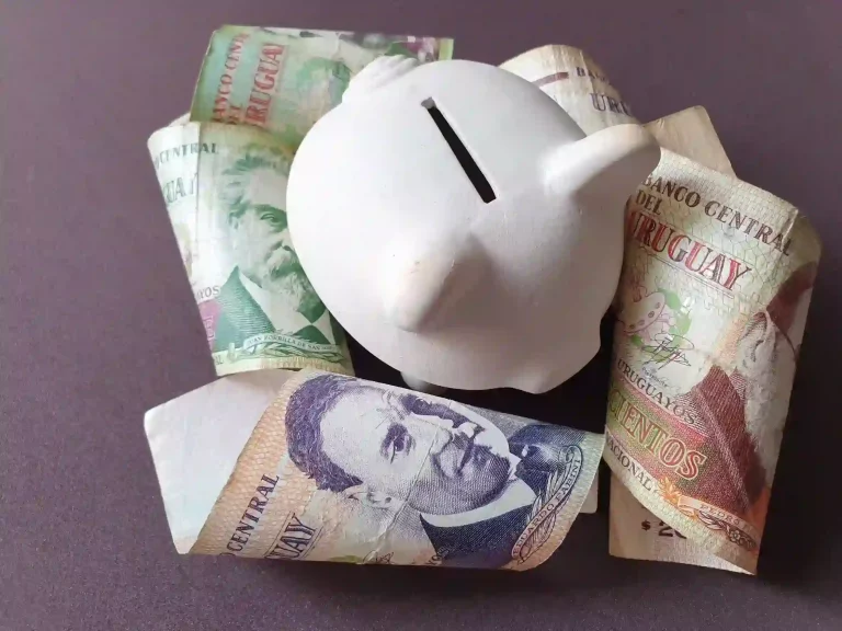 Pesos uruguayos en una alcancía