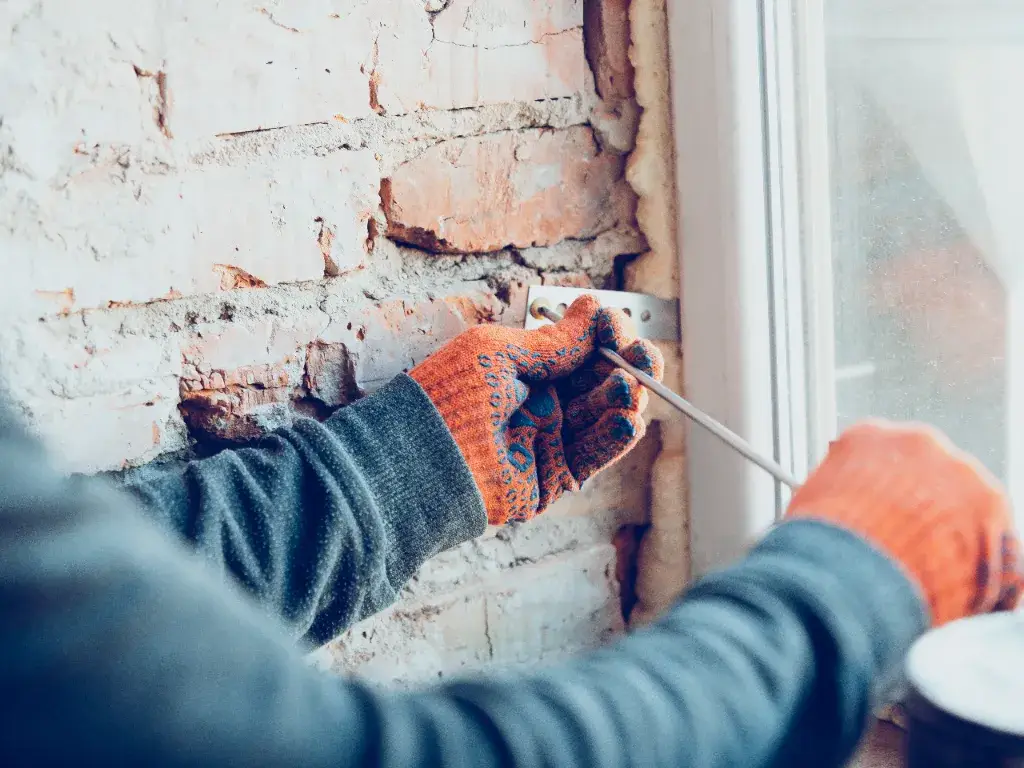 Un obrero realiza reparaciones en una casa