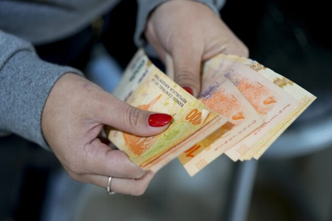 Una persona con billetes de 1000 pesos