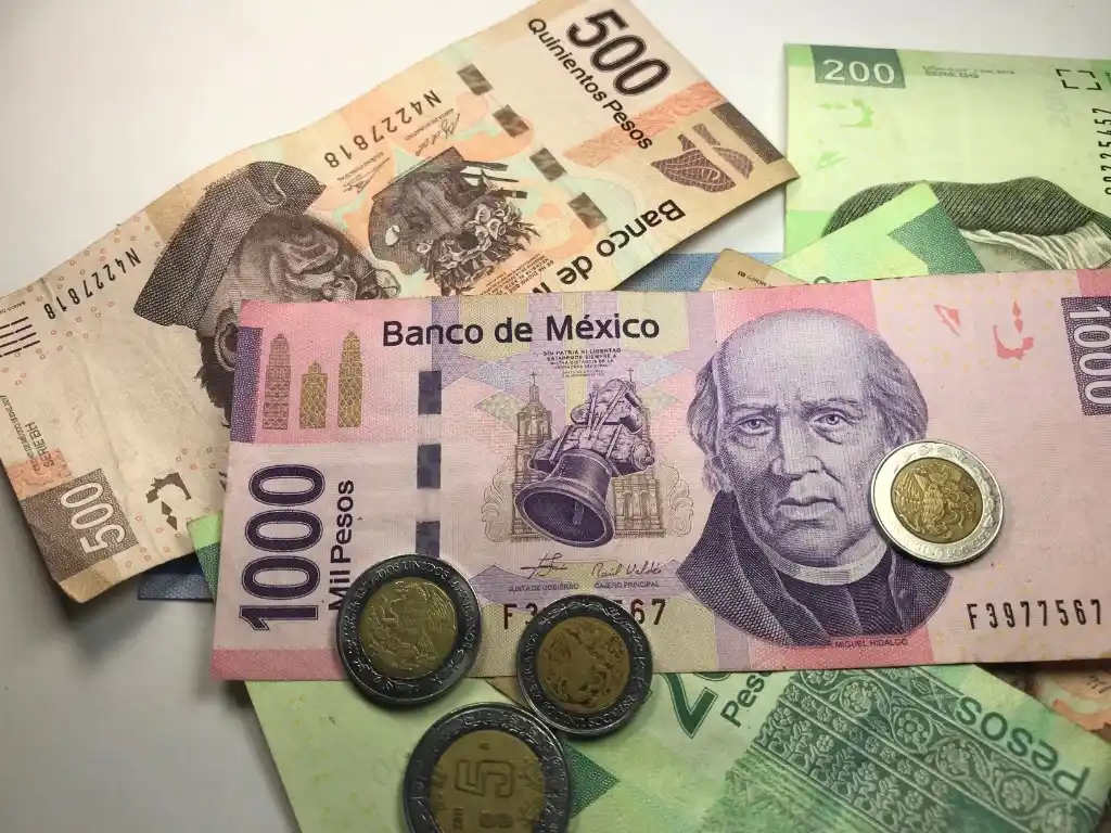 Cobro del aguinaldo en pesos mexicanos