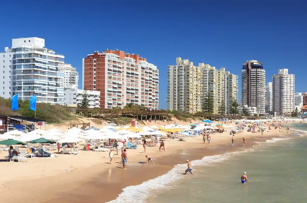 Turistas en una playa de Punta del Este