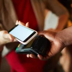 Una persona paga con su billetera virtual