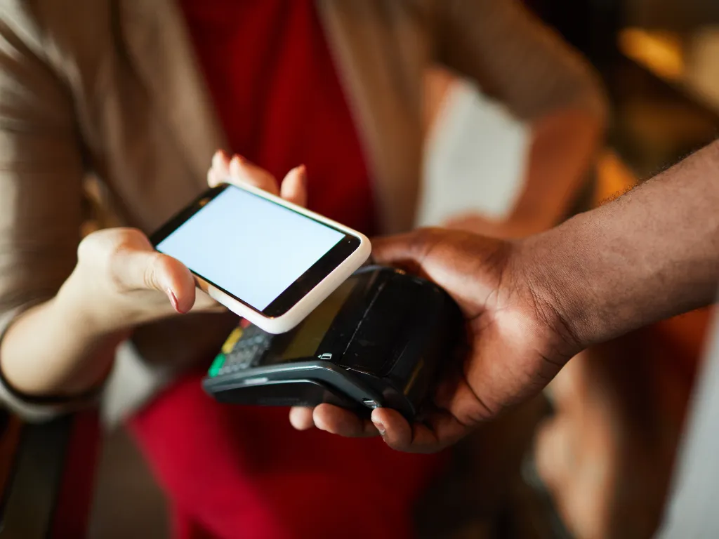 Una persona paga con su billetera digital