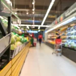 Alimentos en una góndola de supermercado