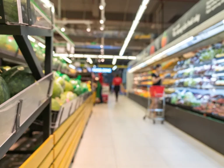 Alimentos en una góndola de supermercado