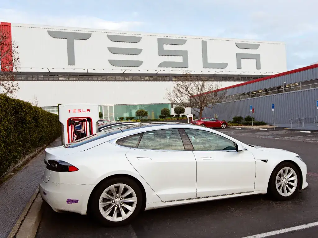 Concesionaria Tesla con un automóvil afuera