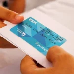 Una persona paga con la Tarjeta Alimentar