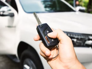 Una persona sostiene la llave de su auto