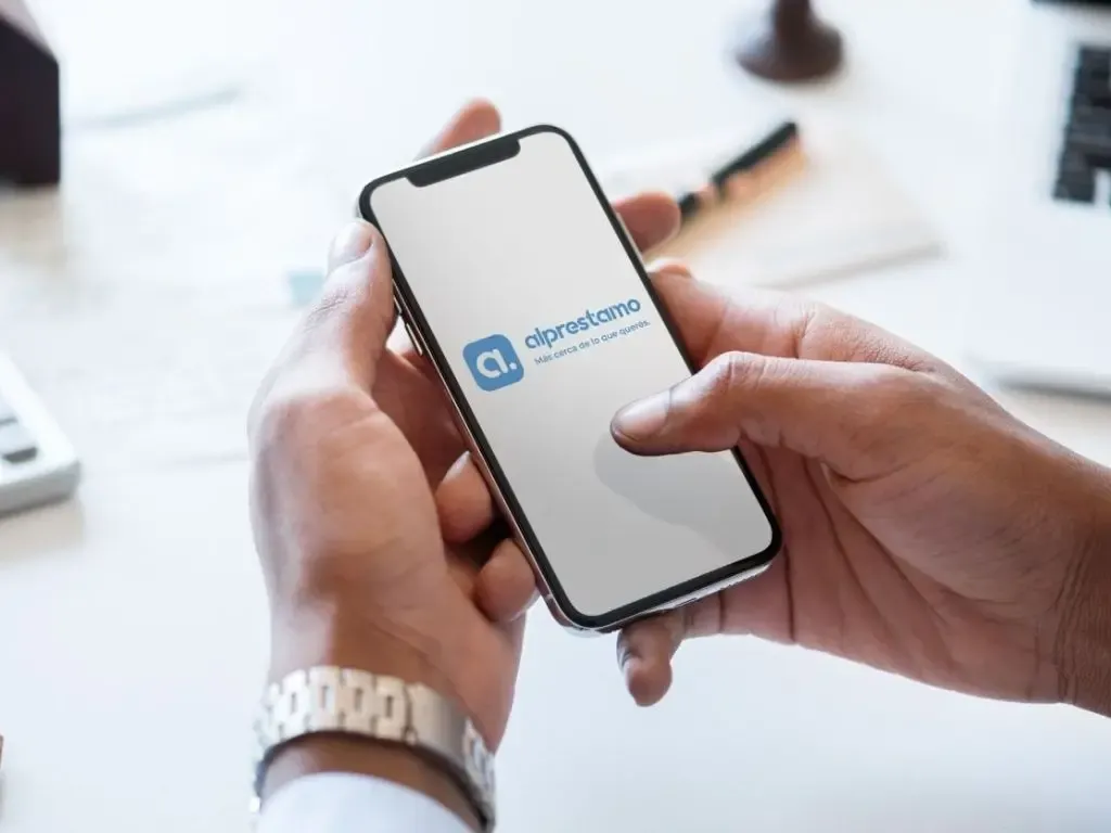 Una persona navega por la app de Alprestamo