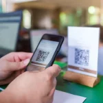 Una persona paga con su billetera virtual a través de un QR