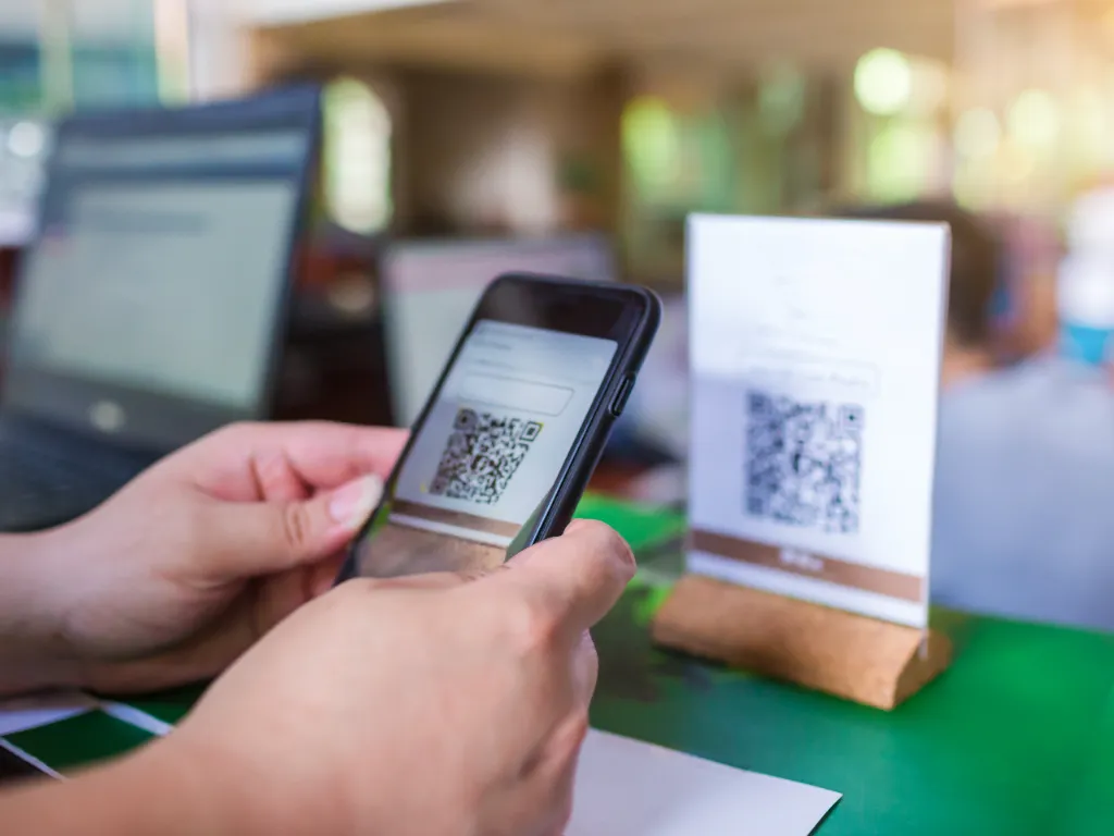 Una persona paga con su billetera digital a través de un QR