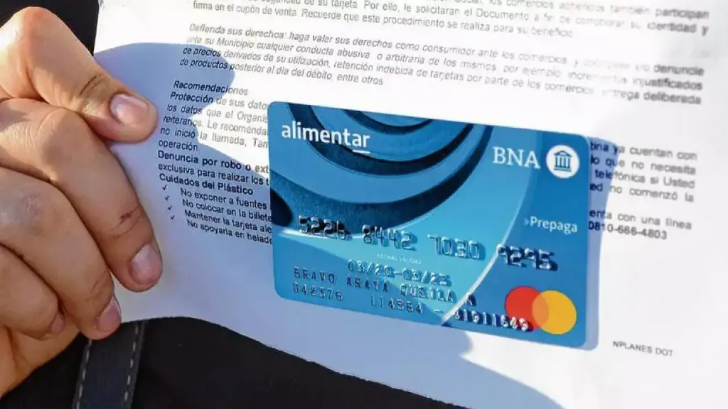 Una persona sostiene una Tarjeta Alimentar