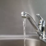 Agua corriendo de una canilla