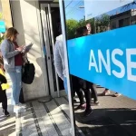 Personas haciendo fila en una sede de ANSES