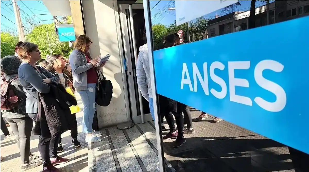 Personas haciendo fila para cobrar una asignación familiar