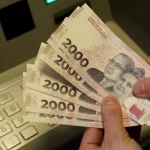 Una persona retira un crédito del Banco Ciudad