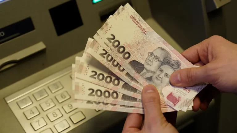 Una persona retira un crédito del Banco Ciudad