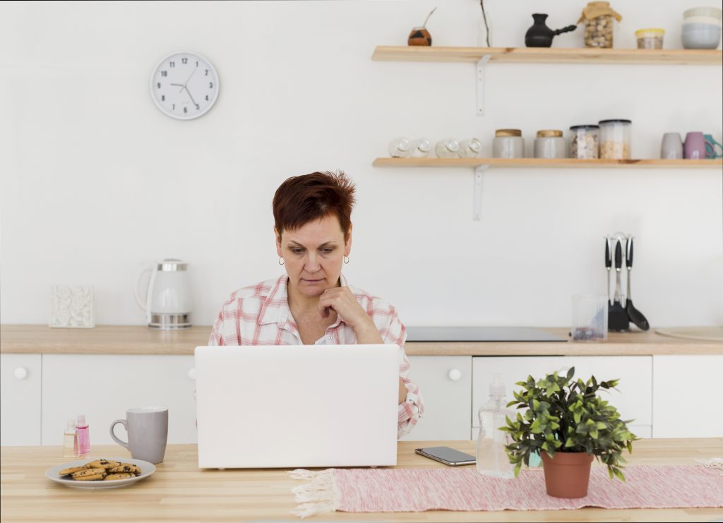 Mujer frente a una computadora revisando su registro crediticio en el Veraz