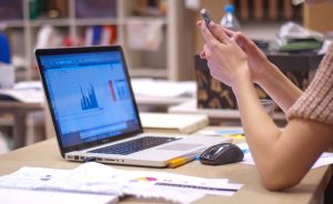 Cursos gratuitos para adultos mayores: universidades, talleres y programas en todo el país