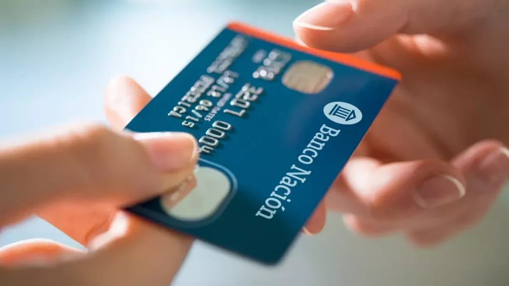 Una persona paga con la tarjeta del banco nación