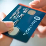 Una persona paga con la tarjeta del banco nación